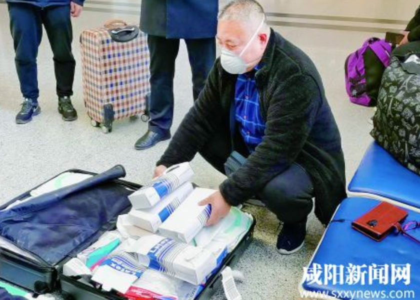  'Shaanxi Good Man ' Chen Jun （Sam） kaufte mehr als 1.000 Masken in Übersee und spendete sie an seine Heimatstadt